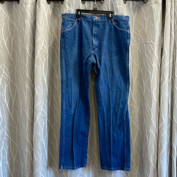 Wrangler 13MWZ 40 x 32 jeans like new except for pocket wear from cell phone? - Picture 1 of 5